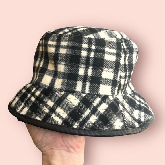 steve madden reversible plaid bucket hat - Picture 1 of 3